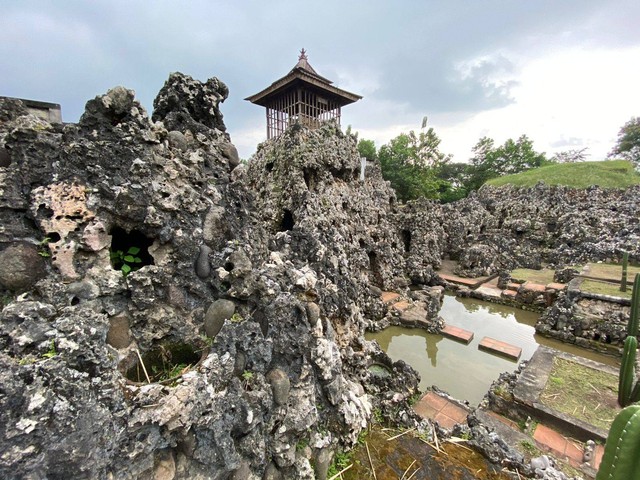 Objek wisata Goa Sunyaragi Cirebon Jawa Barat.(Foto : Humas BPTAGS)
