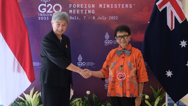 Pertemuan bilateral Menteri Luar Negeri RI Retno Marsudi dan Menteri Luar Negeri Australia Penny Wong di Foreign Ministers Meeting (FMM) G20 di Bali (7/7/2022). Foto: Adityo Karno/Kemlu RI