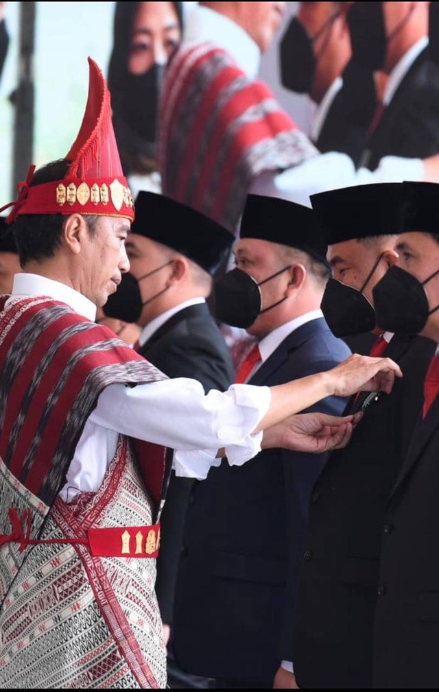 Bupati Dharmasraya Sutan Riska Tuanku Kerajaan menerima tanda kehormatan Satyalancana Wira Karya (SWK) dari Presiden Jokowi, Kamis (7/7/2022). Foto: Pemkab Dharmasraya