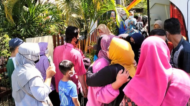 Suasana haru orang tua dan wali murid sambut kedatangan bus yang mengangkut rombongan siswa SMA N 1 Wonosari Gunungkidul yang terlibat kecelakaan, Kamis (7/7/2022). Foto: istimewa
