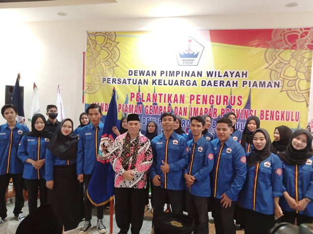 Foto bersama pengurus Dewan Pimpinan Wilayah Ikatan Mahasiswa Piaman Raya Provinsi Bengkulu pasca dilantik (sumber : penulis)