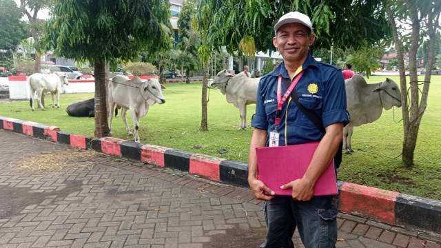 drH. Ketut Wahyudiartha usai memeriksa hewan Sapi yang akan disumbangkan Pemerintah Kabupaten Minahasa Selatan.