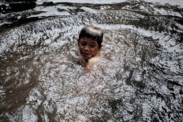 Ilustrasi ana hampir tenggelam saat berenang. Foto: Jamal Ramadhan/kumparan