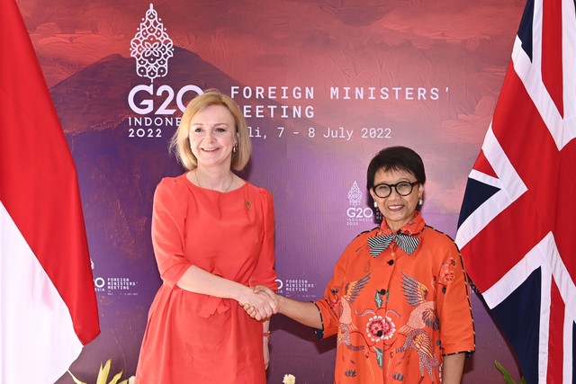 Pertemuan bilateral Menteri Luar Negeri RI, Retno Marsudi (kanan) dengan Menteri Luar Negeri Inggris (saat ini PM baru) Liz Truss (kiri) di Foreign Ministers Meeting (FMM) Bali, (7/7/2022). Foto: Kemlu RI