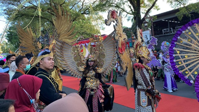 Suasana Kirab Budaya untuk memeriahkan G20 di Surakarta, Kamis (7/7/2022). Foto: Moh Fajri/kumparan