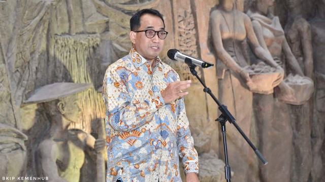 Menteri Perhubungan Budi Karya Sumadi menghadiri penandatanganan dokumen operasional komersial Bandara Kualanamu oleh PT Angkasa Pura II (AP II) dan anak usahanya yakni PT Angkasa Pura Aviasi (APA), Kamis (7/7/2022). Foto: Kemenhub