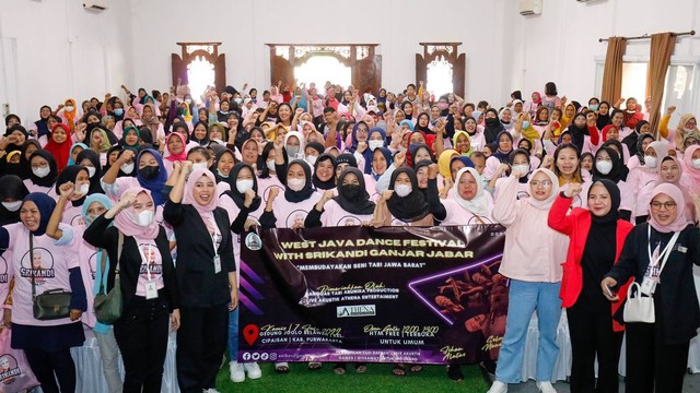 Perempuan milenial, mahasiswa, aktivis muda, dan influencer yang tergabung dalam Srikandi Ganjar Jawa Barat (Jabar) menggelar West Java Dance Festival. Foto: Dok. Istimewa