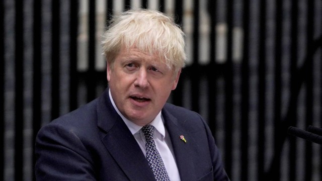 Perdana Menteri Inggris Boris Johnson membuat pernyataan di depan 10 Downing Street di pusat kota London pada Kamis (7/7/2022). Foto: Niklas Hallen/AFP