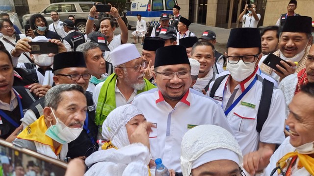 Menag Yaqut Cholil Qoumas melihat keberangkatan jemaah haji ke Arafah. Foto: Muhammad Iqbal/kumparan