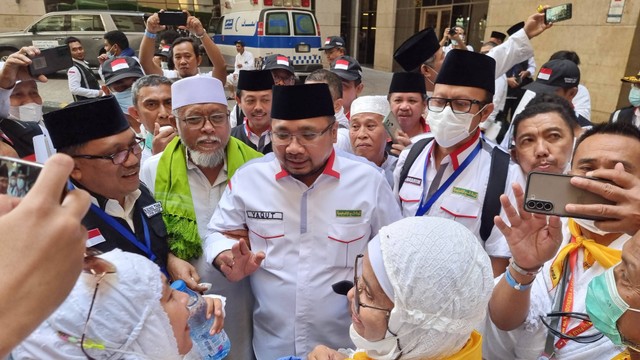 Menag Yaqut Cholil Qoumas melihat keberangkatan jemaah haji ke Arafah. Foto: Muhammad Iqbal/kumparan