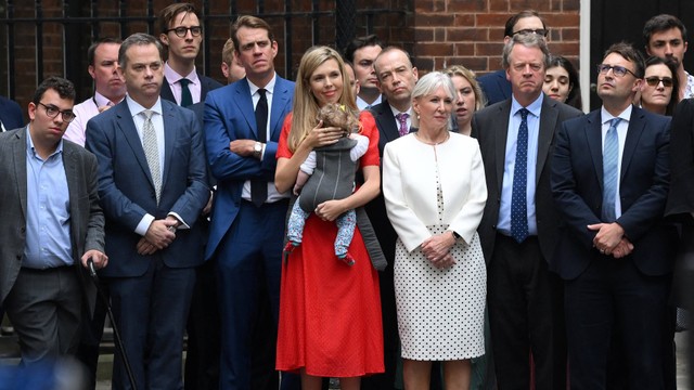 Carrie Johnson (tengah), istri Perdana Menteri Inggris Boris Johnson, saat Boris Johnson menyampaikan pernyataan di depan 10 Downing Street di pusat kota London pada Kamis (7/7/2022). Foto: Daniel Leal/AFP