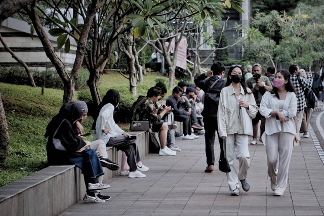 Suasana mobilitas warga di kawasan Dukuh Atas, Jakarta Pusat, Kamis (7/7/2022). Foto: Jamal Ramadhan/kumparan