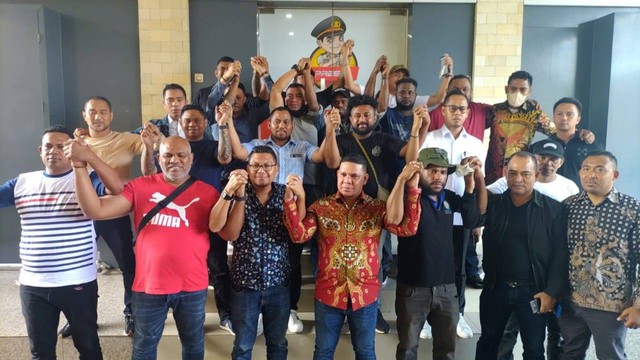 Sejumlah sesepuh NTT, Maluku, dan Papua menyampaikan permintaan maaf atas insiden ricuh Babarsari, Sleman. Foto: Arfiansyah Panji Purnandaru/kumparan