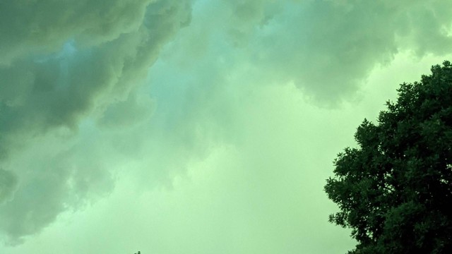 Langit hijau sebelum badai di Sioux Falls, South Dakota, AS, Selasa (5/7/2022). Foto: Twitter/@aafaque33/Reuters