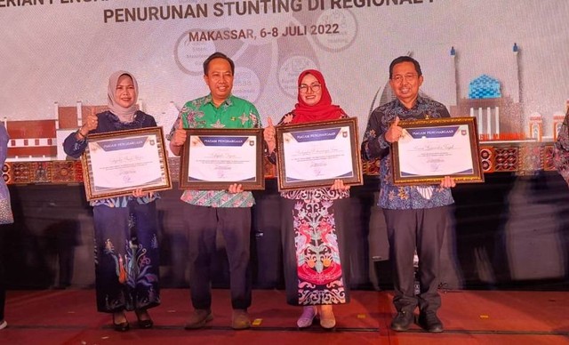 Pewakilan Pemprov Kalteng (kanan), Kabupaten Kotawaringin Timur (dua dari kanan), Kabupaten Kapuas (dua dari kiri), dan Kabupaten Barito Selatan (kiri) usai menerima penghargaan. (Ist)