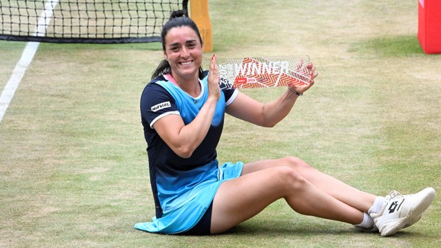 Ons Jabeur dari Tunisia berpose dengan trofi setelah memenangkan pertandingan tenis terakhir melawan Belinda Bencic dari Swiss di turnamen tenis Bett1 Open Wanita di Berlin pada 19 Juni 2022. Foto: Tobias Schwarz/AFP