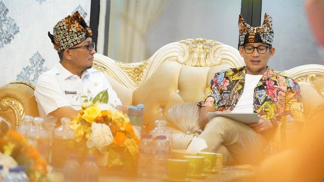 Menteri Pariwisata dan Ekonomi Kreatif (Menparekraf) Sandiaga Salahuddin Uno bersama Wali Kota Padang Hendri Septa. Foto: dok Humas