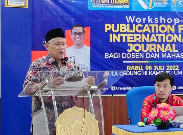 Wakil Rektor I bidang Akademik Dr. Agus Sujarwanta, M.Pd. membuka workshop secara resmi. Sumber: Dokumen Pribadi