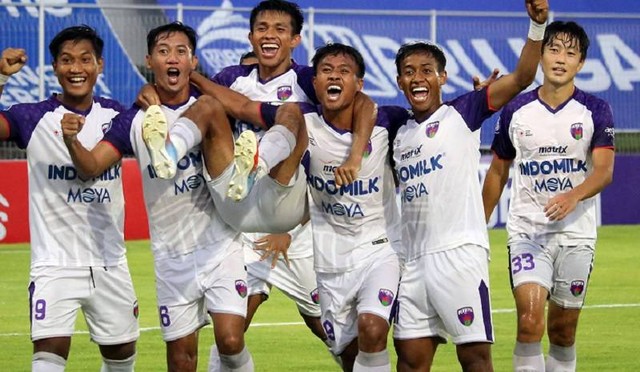 Skuad Persita Tangerang saat merayakan gol. Foto: instagram.com/@pialapresiden