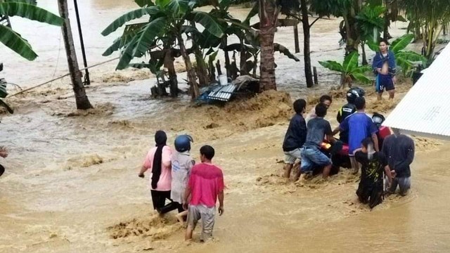 Hujan Deras Sebabkan Banjir Di Kabupaten Luwu, Ratusan Warga Mengungsi ...