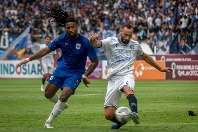 Pemain PSIS Semarang Carlos Fortes (kiri) berebut bola dengan pemain Arema FC Sergio Silva (kanan) saat pertandingan semifinal leg 1 Piala Presiden 2022 di Stadion Jatidiri Semarang, Jawa Tengah, Kamis (7/7/2022).  Foto: Aji Styawan/ANTARA FOTO