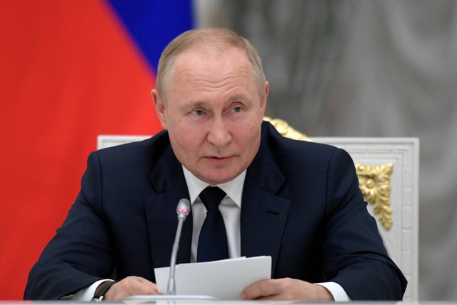 Presiden Rusia Vladimir Putin menghadiri pertemuan dengan para pemimpin parlemen di Moskow, Rusia. Foto: Sputnik/Aleksey Nikolskyi/Kremlin via REUTERS