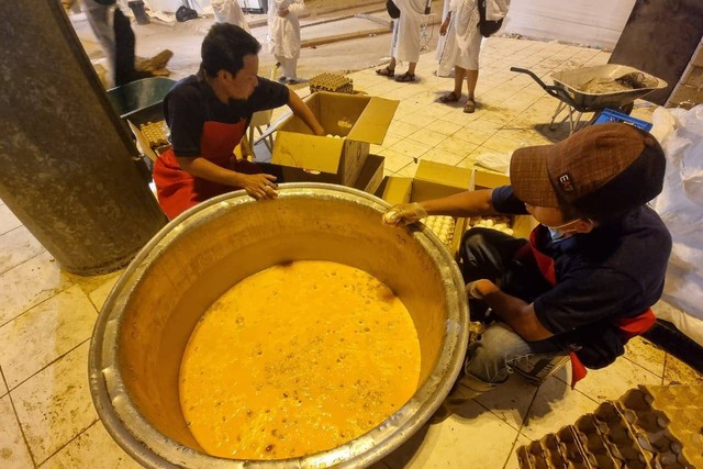 Kesibukan pegawai katering di Arafah memasak untuk menu pagi hari. Foto: Muhammad Iqbal/kumparan