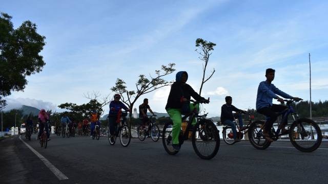 Pesepeda santai melewati kawasan wisata Ulee Lheu, Banda Aceh. Foto: Adi Warsidi/acehkini