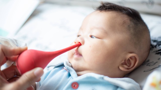 Ilustrasi membersihkan hidung bayi yang flu. Foto: Makhh/Shutterstock