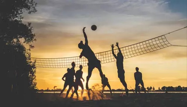 Ilustrasi sedang bermain bola voli. Foto: Unsplash