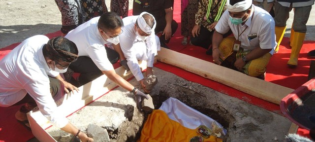 Menkes Budi Gunadi sat peletakan batu pertama pembangunan Gedung Gedung Aesthetic Center di Rumah Sakit Umum Pusat (RSUP) Denpasar, Bali - KAD