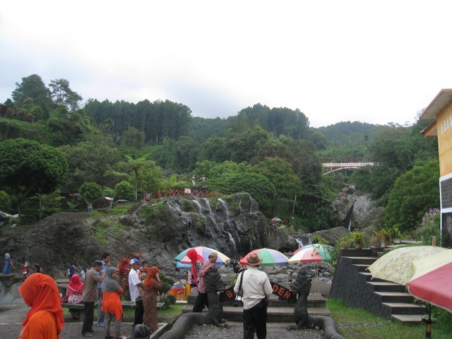 harga tiket masuk kebun raya baturraden. sumber foto : fiqa.