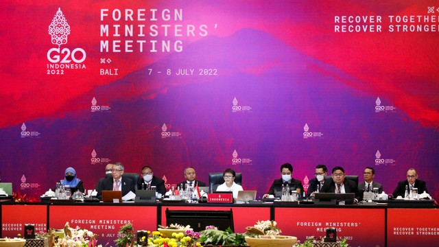 Menlu Retno Marsudi menyampaikan pidatonya pada Pertemuan Menlu G20 di Nusa Dua, Bali, Indonesia, 8 Juli 2022. Foto: REUTERS/Willy Kurniawan