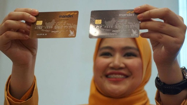 Karyawan Bank Mandiri mnunjukkan kartu cip sebagai pengganti kartu debit/ATM magnetik. Foto: Irfan Adi Saputra/Kumparan.com