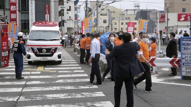 Suasana di sekitar penembakan Mantan Perdana Menteri Jepang Shinzo Abe di Nara, Jepang, Jumat (8/7/2022). Foto: Kyodo via REUTERS
