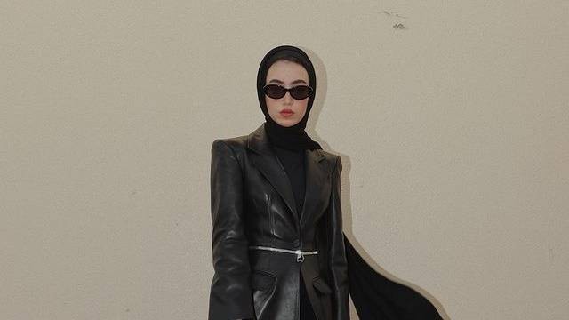 Style outfit hijab 'cewek mamba' ala Leena Al Ghouti. Foto: Instagram.com/leenalghouti