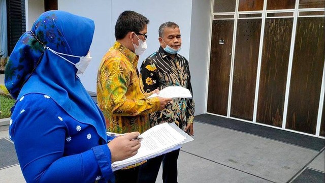 Majelis Hakim PA Jakarta Selatan, lakukan pemeriksaan setempat objek gana gini Ronal Surapradja dan Seruni Purnamasari, Bintaro, Jakarta Selatan, Jumat (8/7). Foto: Giovanni/kumparan