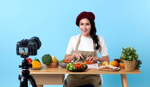 Ilustrasi content creator masak. Foto: Shutterstock