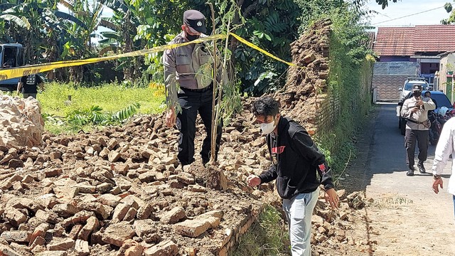 Polisi memeriksa lokasi pembongkaran tembok diduga cagar budaya di Desa Singopuran, Kecamatan Kartasura, Sukoharjo, Jumat (08/07/2022). FOTO: Fernando Fitusia