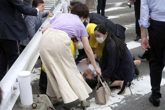 Mantan perdana menteri Jepang Shinzo Abe terbaring di tanah setelah dia ditembak selama kampanye pemilihan untuk pemilihan Majelis Tinggi 10 Juli 2022 di Nara, Jepang barat, Jumat (8/7/2022). Foto: Kyodo/via REUTERS