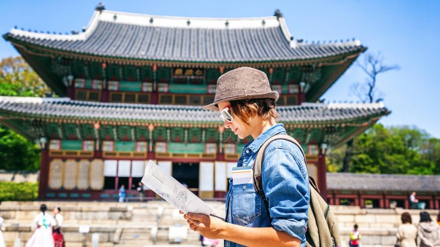 Ilustrasi wisatawan traveling di Korea. Foto: Olesya Kuznetsova/Shutterstock