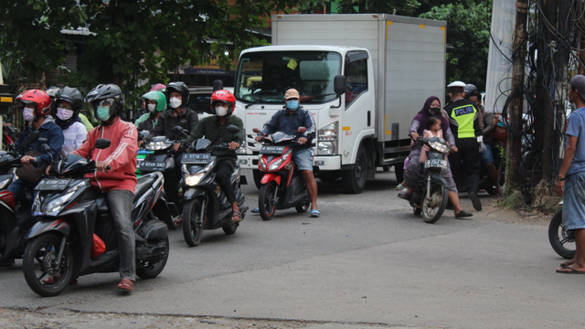 Kondisi lalu lintas di perempatan Tugu Tanah Baru, Kota Depok (07/07/2022). Dokumen pribadi / Paundra Zakirulloh