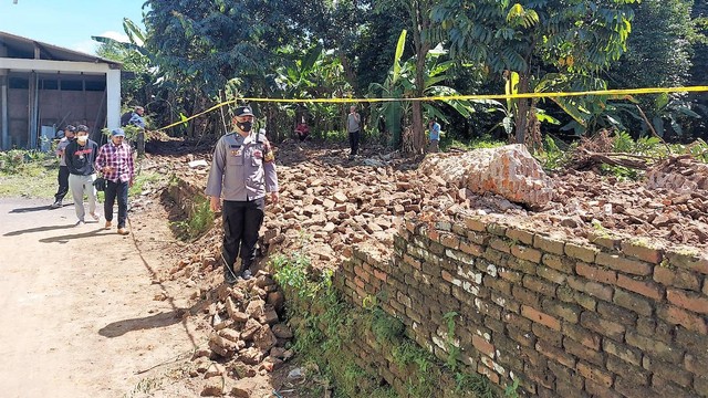 Tembok diduga cagar budaya yang dibongkar warga di Desa Singopuran, Kecamatan Kartasura, Sukoharjo, Jumat (08/07/2022). FOTO: Fernando Fitusia