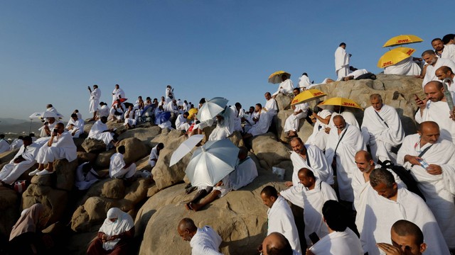 Jemaah haji berkumpul di Jabal Rahmah saat melaksanakan wukuf arafah di luar kota suci Makkah, Arab Saudi, Jumat (8/7/2022). Foto: Mohammed Salem/REUTERS