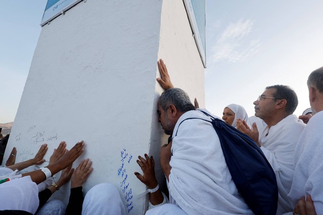 Jemaah haji berkumpul di Jabal Rahmah saat melaksanakan wukuf arafah di luar kota suci Makkah, Arab Saudi, Jumat (8/7/2022). Foto: Mohammed Salem/REUTERS