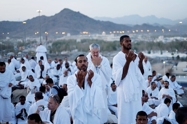 Jemaah haji berdoa di Jabal Rahmah saat melaksanakan wukuf arafah di luar kota suci Makkah, Arab Saudi, Jumat (8/7/2022). Foto: Mohammed Salem/REUTERS