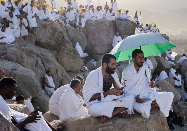 Jemaah haji berkumpul di Jabal Rahmah saat melaksanakan wukuf arafah di luar kota suci Makkah, Arab Saudi, Jumat (8/7/2022). Foto: Mohammed Salem/REUTERS