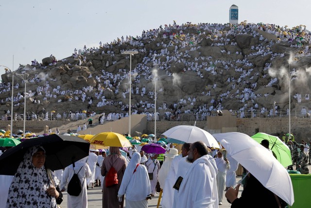 Jemaah haji berkumpul di Jabal Rahmah saat melaksanakan wukuf arafah di luar kota suci Makkah, Arab Saudi, Jumat (8/7/2022). Foto: Mohammed Salem/REUTERS