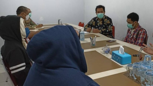 Mahasiswa program beasiswa Pemda Manokwari sedang mengadukan masalah macetnya uang beasiswa ke ORI Perwakilan DIY, Jumat (8/7). Foto: Dok. ORI Perwakilan DIY