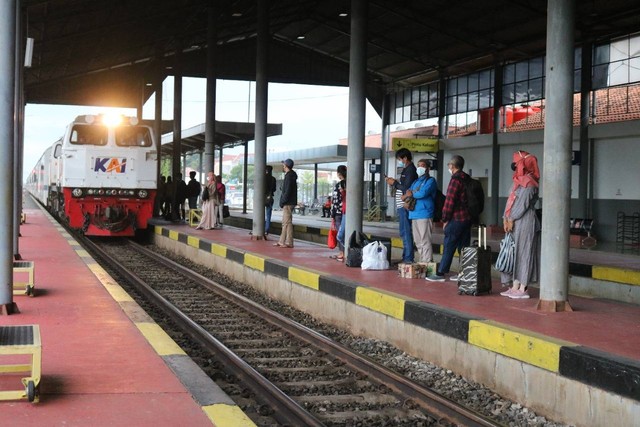 Antisipasi lonjakan jumlah penumpang saat libur Idul Adha dan akhir libur sekolah PT KAI Daop 3 Cirebon jalankan kereta tambahan.(Juan)